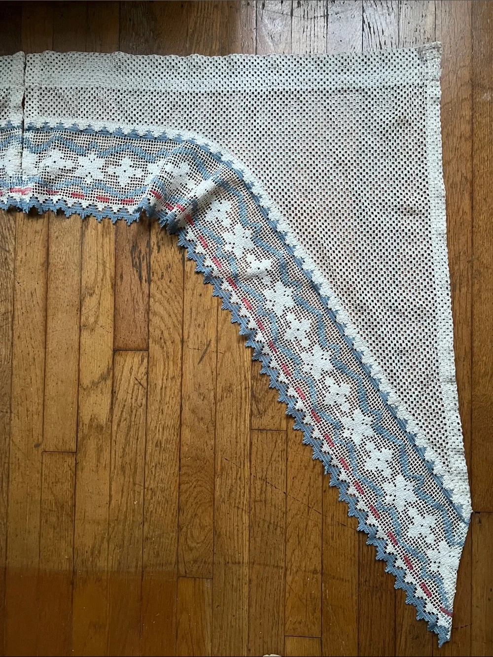 Set of curtain swags, decorated with blue accents and a pink ribbon .